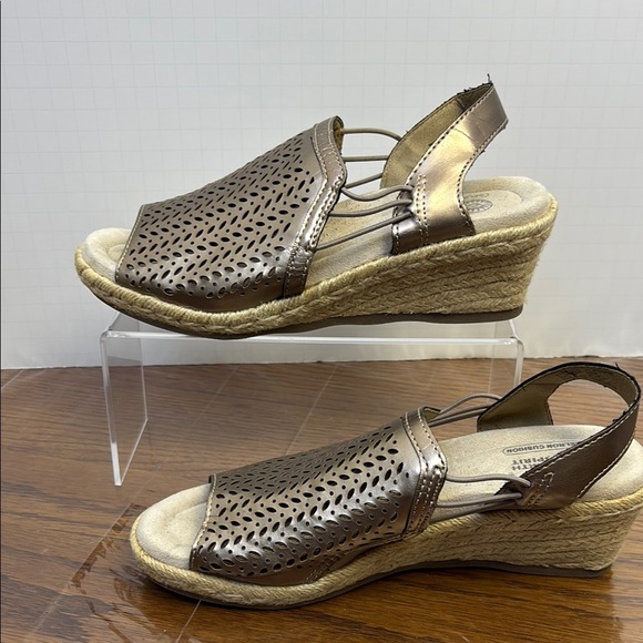 Earth Spirit Gold Wedge Sandals with Natural Jute Heel - Picture 2 of 7